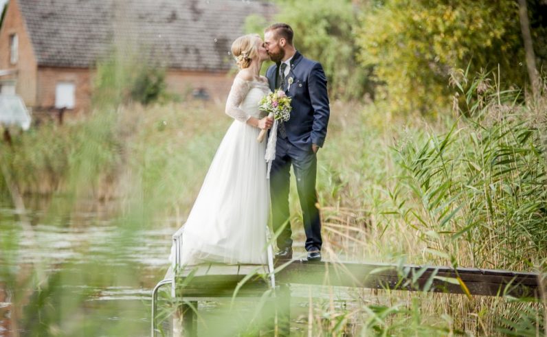 Das Hochzeitspaar auf dem Stegg des Bauernsees