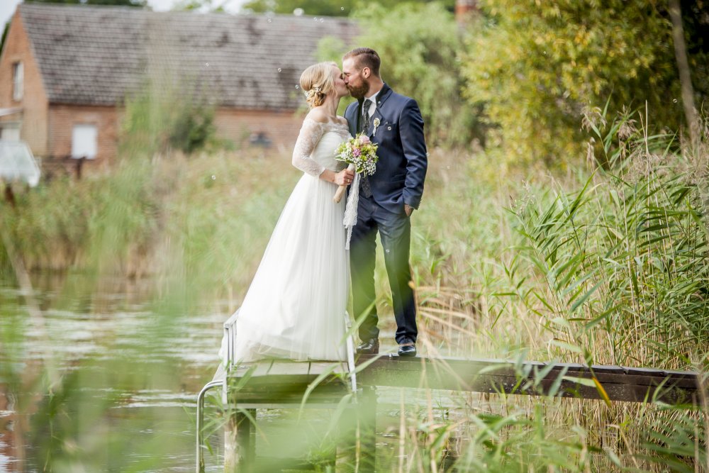 Das Hochzeitspaar auf dem Stegg des Bauernsees