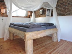 DIY Bett aus Baumstämmen