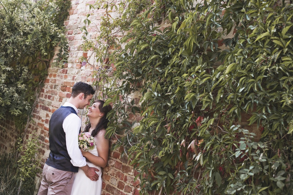 Paar vor Scheune im Garten Brandenburg Hochzeit